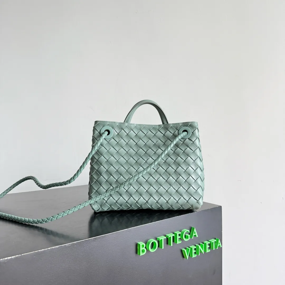 The new Andiamo batch of 3060 BV is shipped‼ ️The classic intercciato weaving process is used to create a soft bag, the metal knot is made of micro-cast aluminum using jewelry technology🪢, and the decorative beads are made of metal and hand-polished oak, allowing you to jump repeatedly between elegance and fun💃, making it unpredictable. Classic and versatile, it shows off your temperament, and the bag has a large capacity, making it very convenient for daily commuting! It has a variety of carrying methods, the shoulder straps can be adjusted by yourself, the original lambskin feels soft and delicate, and the unisex style breaks gender boundaries and brings a more practical and long-lasting use experience. The Andiamo, which has both elegant and casual styles, perfectly interprets the "fashionable old money style". Style No.: 743568+Wood Hardware Color: Aloe Green Size: 25*22*10.5cm